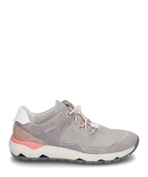 Der Sneaker ist aus grauem Textilmaterial mit Wildlederakzenten gefertigt und hat eine rosafarbene Schnürung. Die Sohle ist in Weiß und Grau gehalten während ein dezentes rosa Detail an der Ferse für einen modernen Look sorgt.