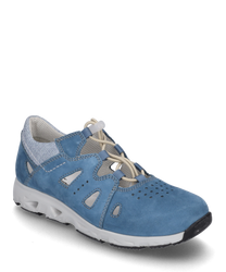La zapatilla está hecha de gamuza azul con detalles de malla gris claro. Cuenta con un sistema de cordones y características recortes para la transpirabilidad.
