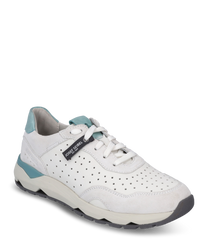 Der Sneaker ist aus glattem cremefarbenem Leder mit perforiertem Design und türkisfarbenen Akzenten gefertigt. Er verfügt über eine Schnürung und eine robuste Sohle ideal für sportliche Aktivitäten und lässige Outfits.
