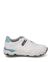 Der Sneaker ist aus glattem cremefarbenem Leder mit perforiertem Design und türkisfarbenen Akzenten gefertigt. Er verfügt über eine Schnürung und eine robuste Sohle ideal für sportliche Aktivitäten und lässige Outfits.