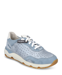 Lekki sneaker z sznurowaniemwykonany z jasnoniebieskiego zamszu z perforowanym wzorem. But ma białą podeszwę z brązowym profilem i biały akcent na pięcie.