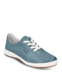 La sneaker est en cuir lisse bleu et a un laçage blanc. Les particularités sont les coutures décoratives rouges et la semelle en caoutchouc blanchequi donnent à la chaussure un look à la fois sportif et élégant.
