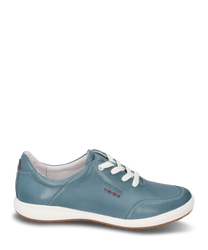 La sneaker est en cuir lisse bleu et a un laçage blanc. Les particularités sont les coutures décoratives rouges et la semelle en caoutchouc blanchequi donnent à la chaussure un look à la fois sportif et élégant.