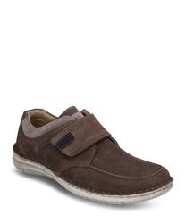 Der Halbschuh aus braunem Wildleder mit Klettverschluss bietet Komfort und Stil. Er verfügt über eine kontrastierende Naht perforierte Details und eine helle Sohle für einen modernen Look.