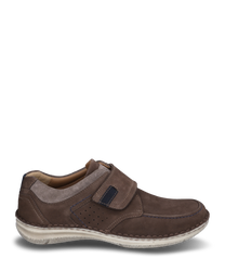 Der Halbschuh aus braunem Wildleder mit Klettverschluss bietet Komfort und Stil. Er verfügt über eine kontrastierende Naht perforierte Details und eine helle Sohle für einen modernen Look.