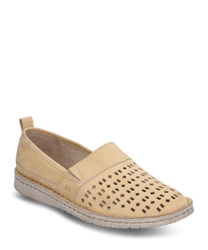 Beigefarbener Slipper aus glattem Leder mit Gummizug-Verschluss. Der Schuh hat ein dekoratives perforiertes Muster auf der Oberseite und eine helle genoppte Sohle für besseren Halt.