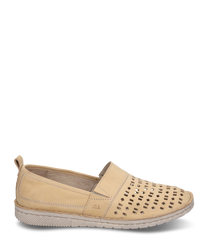 Beigefarbener Slipper aus glattem Leder mit Gummizug-Verschluss. Der Schuh hat ein dekoratives perforiertes Muster auf der Oberseite und eine helle genoppte Sohle für besseren Halt.