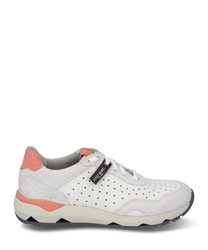 La zapatilla está hecha de cuero liso color crema con un diseño perforado y acentos naranjas. Cuenta con un sistema de cordones y una suela robusta de color beige para un soporte y comodidad óptimos.