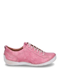 Der Halbschuh aus rosa Leder verfügt über eine weiße Schnürung und eine flexible weiße Sohle. Die seitlichen Ziernähte und das dezente Logo auf der Außenseite verleihen dem Schuh eine stilvolle Note.