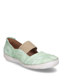 Lichtblauwe lage schoen met elastische band. Gemaakt van glad leer met witte stiksels en een beige elastische band voor gemakkelijk aan- en uittrekken.