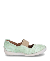 Lichtblauwe lage schoen met elastische band. Gemaakt van glad leer met witte stiksels en een beige elastische band voor gemakkelijk aan- en uittrekken.