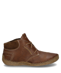 Die Stiefelette in der Farbe brandy besteht aus glattem Leder mit Schnürung. Sie zeichnet sich durch eine robuste genähte Sohle und ein weiches gepolstertes Innenfutter aus.