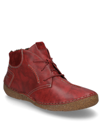La bota roja de cuero cuenta con un cordón y costuras contrastantes. Tiene una suela robusta y un forro cálidoideal para días frescos.