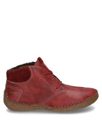 La bota roja de cuero cuenta con un cordón y costuras contrastantes. Tiene una suela robusta y un forro cálidoideal para días frescos.