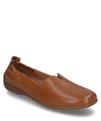 Ballerina van bruin leer met elastische sluiting. Comfortabeleplatte schoen met een gladde bovenkant en een subtiele naad aan de zijkant.
