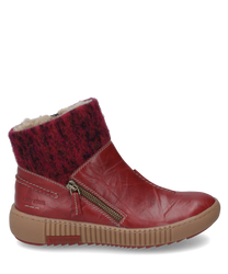 Red ankle boot made of smooth leather with a side zipper and contrasting soft fur lining in red and black. The sole is beige and textured for better grip.