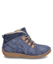 Die Stiefelette ist aus blauem Wildleder mit heller Schnürung und braunen Akzenten gefertigt. Sie hat eine robuste naturfarbene Sohle und ein weiches Innenfutter für zusätzlichen Komfort.