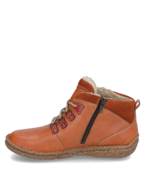 Die Stiefelette ist aus orangefarbenem Leder mit braunen Wildlederdetails gefertigt. Sie verfügt über eine Schnürung mit roten Ösen und eine robuste strukturierte Sohle für optimalen Halt.
