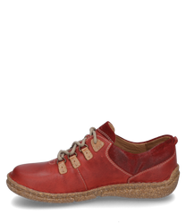 Scarpa rossa con lacci in pelle. La scarpa ha una suola robusta e lacci marrone chiaro completata da cuciture decorative.