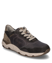 De sneaker van donkergrijs leer met lichte stiksels en beige suède details heeft een robuuste lichtgrijzegespikkelde zool. Hij heeft een comfortabele vetersluiting die optimale steun biedt.