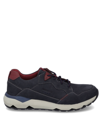 De sneaker is gemaakt van gladdonkerblauw leer met contrasterende rode details. Hij heeft een vetersluiting en een opvallende witte zool die hem een sportieve uitstraling geeft.