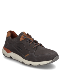 Der Sneaker aus dunkelgrauem Leder besticht durch seine kontrastierenden rostbraunen Details und eine hellgraue profilierte Sohle. Der Schuh ist mit einer klassischen Schnürung versehen und eignet sich ideal für lässige Outfits.