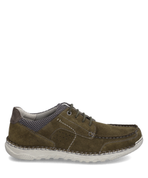 De halfhoge schoen van olijfgroen suède heeft een vetersluiting en contrasterende witte stiksels. De schoen heeft een robuustewitte rubberen zool en een gevoerd hielstuk voor extra comfort.