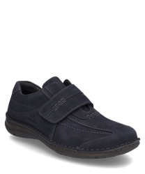 Der Halbschuh aus dunkelblauem Leder verfügt über einen praktischen Klettverschluss. Markante Ziernähte und die robuste leicht profilierte Sohle verleihen dem Schuh einen sportlich-eleganten Look.