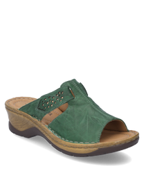 Groene leren klomp met klittenbandsluiting. De schoen heeft een gevormde houten zool en decoratieve uitsparingen op de band.