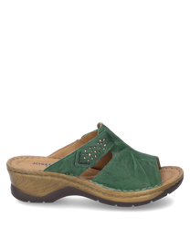 Groene leren klomp met klittenbandsluiting. De schoen heeft een gevormde houten zool en decoratieve uitsparingen op de band.