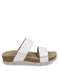 Sandale blanche avec velcroen matériau tressé. La semelle est en liège avec un coussin de pied beige et une semelle extérieure claire.