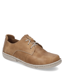 La scarpa in pelle beige presenta una chiusura con lacci e una suola robusta e chiara. Le cuciture sottili e il materiale morbido conferiscono alla scarpa un aspetto elegante ma comunque informale.
