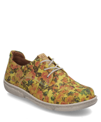 Der Halbschuh zeigt ein florales Design in Gelb mit bunten Blumenmustern. Er besteht aus einem leichten Stoffmaterial und ist mit einer weißen Schnürung versehen die für eine individuelle Passform sorgt.