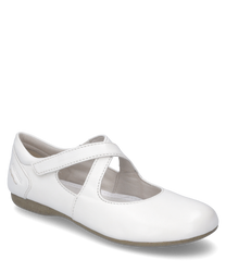 Bailarina blanca de cuero con cierre de velcro. El zapato tiene un tacón plano beige y está adornado con un logotipo de la marca en el lateral.