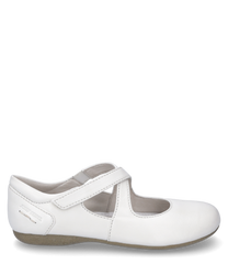 Bailarina blanca de cuero con cierre de velcro. El zapato tiene un tacón plano beige y está adornado con un logotipo de la marca en el lateral.