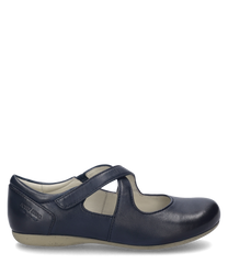 De ballerina-schoen in de kleur Ocean is gemaakt van glad leer en heeft een praktische klittenbandsluiting. De elegante vorm en de subtiele hak maken het ideaal voor dagelijks gebruik.
