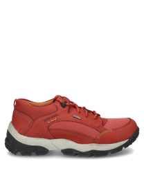 Zapato rojo de media caña con cordoneshecho de cuero y material textil. El zapato tiene una suela negra robusta y detalles del logo en los laterales.