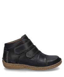 Zwarte leren enkellaars met klittenbandsluiting en lichtbruine zool. De schoen heeft opvallende witte stiksels en een robuuste antislip buitenzool.