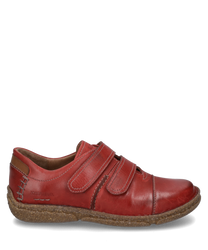 Chaussure rouge à semelle velcro fabriquée en cuir lisse. La chaussure a une semelle robuste de couleur marron clair et des coutures décoratives au niveau du talon.