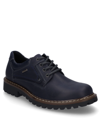 The half shoe made of dark blue leather features a robust lacing and a distinctive profiled sole. The fine decorative stitching and the subtle logo emblem on the side emphasize the stylish design.