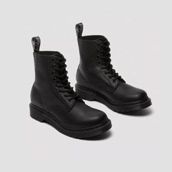 Schwarze Lederstiefelette mit Schnürung und robuster Sohle. Klassisches Design mit runder Zehenkappe ideal für vielseitige Outfits.
