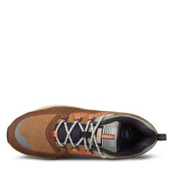 Der Sneaker besteht aus braunem Wildleder mit beigen und orangefarbenen Akzenten. Die Sohle ist cremefarben während der Schuh perforierte Details und einen gepolsterten Kragen für zusätzlichen Komfort bietet.