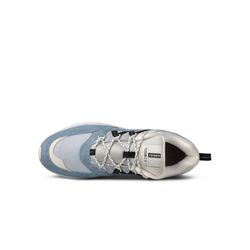 Moderner Sneaker mit blauem Wildleder-Obermaterial und weißen Mesh-Einsätzen. Der Schuh hat schwarze Akzentstreifen und eine weiße Sohle die für einen sportlichen Look sorgt.