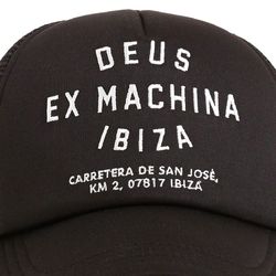 Schwarze Trucker-Cap mit weißem DEUS EX MACHINA IBIZA Schriftzug auf der Vorderseite. Die Cap besteht aus einem festen Material mit Mesh-Netz hinten für Belüftung ideal für einen lässigen Look.