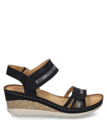 Zwarte sandaal met klittenbandsluiting en sleehak. De sandaal heeft een bovenwerk van leer met decoratieve stiksels en een comfortabele gewatteerde binnenzool.
