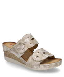 Beige Sandale mit Klettverschluss aus Leder mit Schlangenleder-Optik. Die Sandale hat zwei breite Riemen mit dekorativen Ausschnitten und eine Keilsohle in Korkoptik.