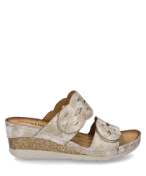 Beige Sandale mit Klettverschluss aus Leder mit Schlangenleder-Optik. Die Sandale hat zwei breite Riemen mit dekorativen Ausschnitten und eine Keilsohle in Korkoptik.
