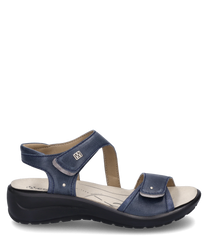 Sandales en cuir bleu avec fermeture Velcro. Semelle intérieure rembourrée pour plus de confort et semelle extérieure noire antidérapante.