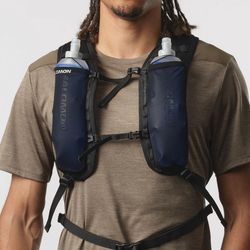 Schwarzer Rucksack aus strapazierfähigem Material mit ergonomischem Design und atmungsaktiven Schultergurten. Der Rucksack verfügt über ein schlichtes Logo-Detail und eignet sich ideal für sportliche Aktivitäten.
