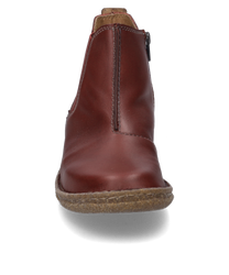 La bota en color hibisco está hecha de cuero de alta calidad y cuenta con una cremallera lateral. El zapato tiene una suela robusta y paneles elásticos para mayor comodidad.